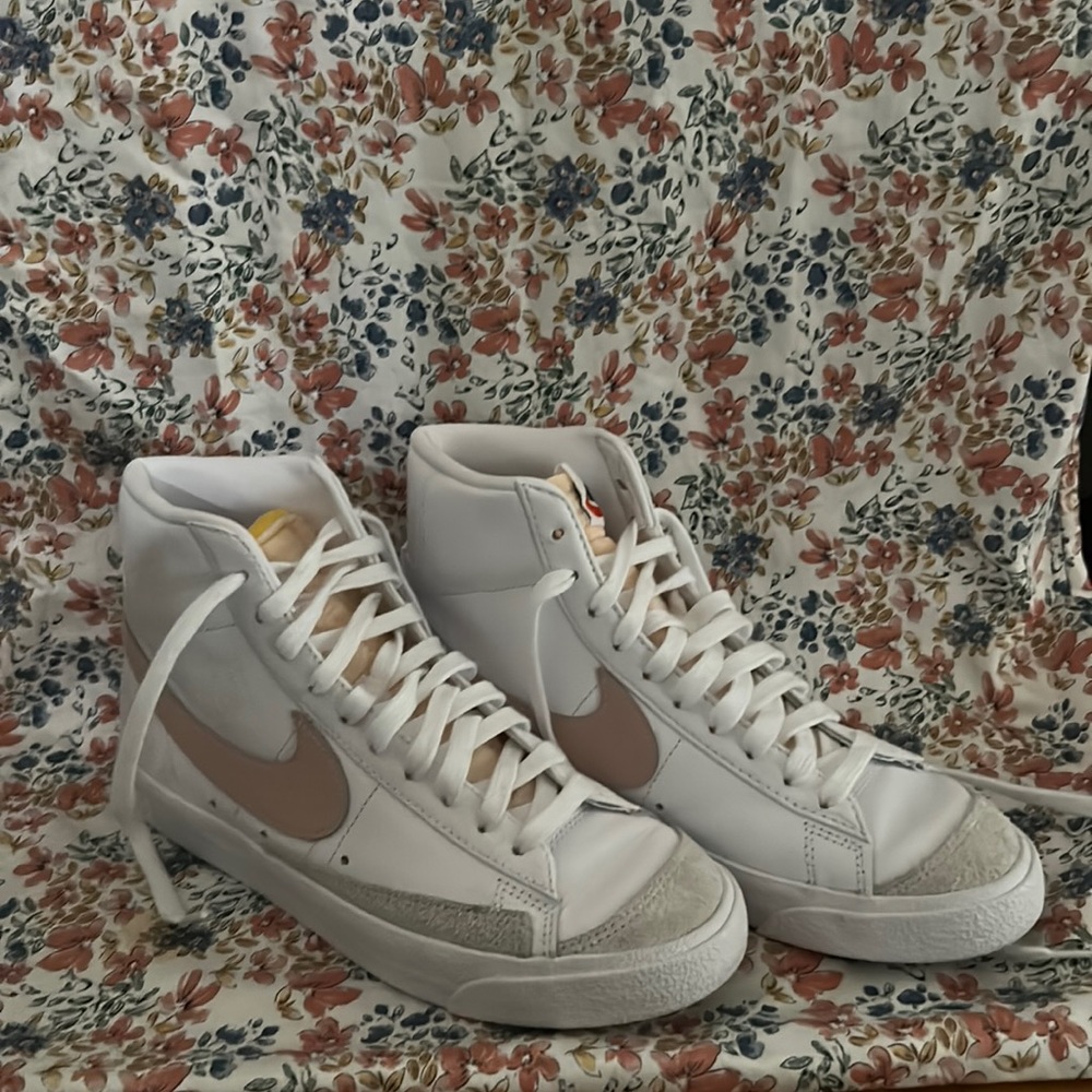 Nike Womens Blazer Mid ‘77 , Size 8